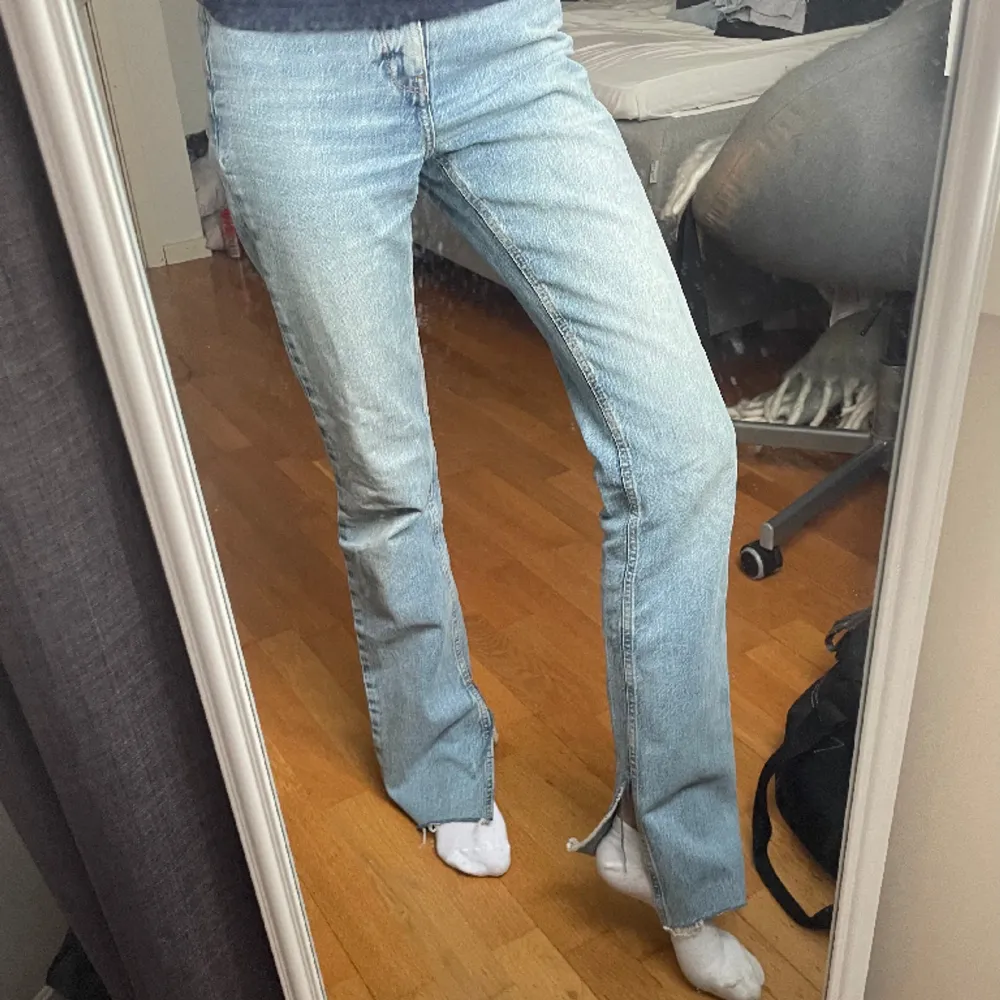 Super snygga jeans från zara i storlek 32, men skulle säga att de även passar 34. Liten slits nere vid foten 💓. Jeans & Byxor.