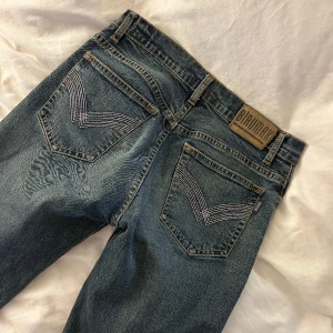 lågmidjade jeans - säljer dessa snygga vintage jeansen, dem är hela och fina!💕 w26 L32  använda endast en gång