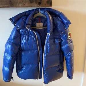 Moncler Vignemale Jacka - Säljer nu min Moncler vignemale jacka! Size: 3, passar M Cond: 9/10, som ny! Kvitto från NK finns självklart