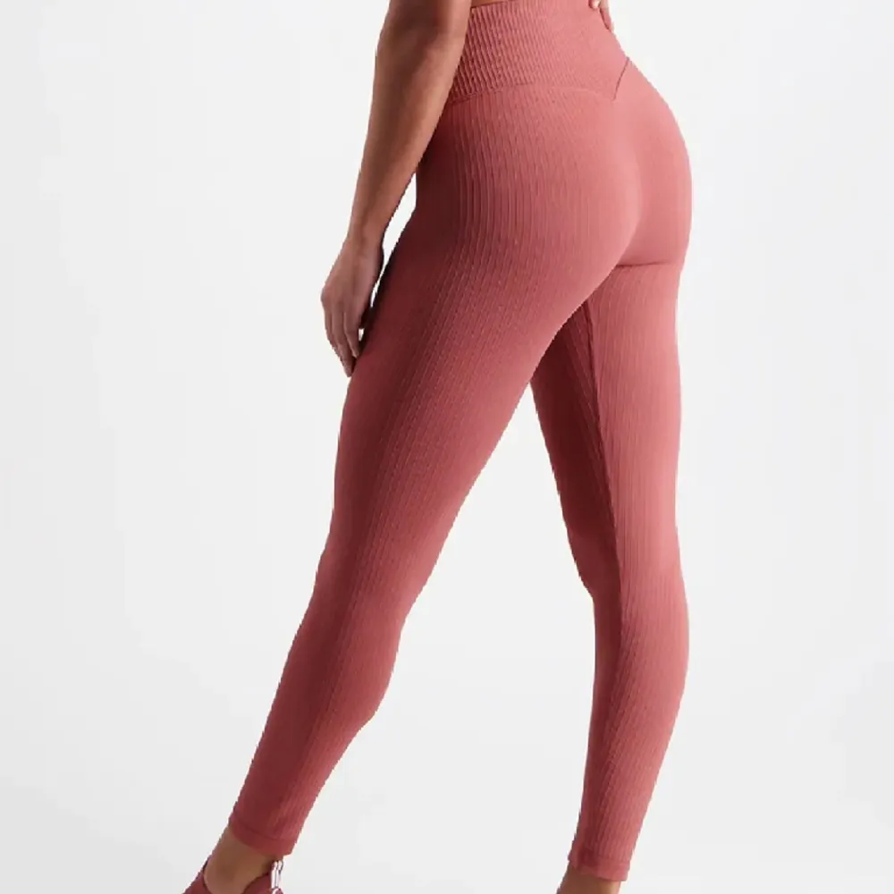 Slutsålda rosa träningstights från Aim’n, använda en del men är fortfarande lika sköna och stretchiga!🩷 Nypris: 479kr. Jeans & Byxor.