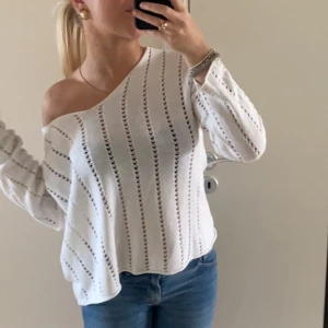 Vit tröja  - Hej, säljer denna tröja då den inte kommer till användning! ❤️storlek S