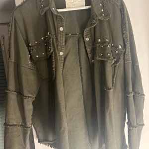 Militär grön jacka zara - Fin jacka från zara, tappat två knappar (se sista bilen) annars är i bra skick. Passar bra för M/ S men är i L. Man kan ha den öppen eller stängd.🥰
