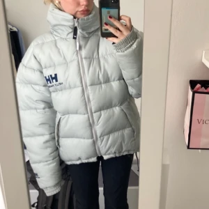 Helly hansen jacka - Säljer min supersnygga oversized Helly Hansen jacka! Den är vändbar, ena sidan är som första bilden utan tryck på ryggen och andra sidan är marinblå med vitt tryck som bild 2 &3❤️ Herrmodell egentligen! Pris kan diskuteras, skriv för fler bilder!
