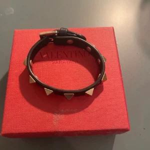 Valentino Armband - Lite intresse koll på mitt Valentino armband, skriv gärna för eventuella frågor. Unisex! //Fabian