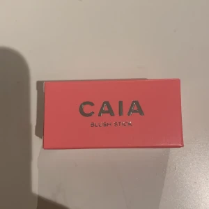 CAIA stick blush - Säljer denna helt oanvända CAIA stick blush i färgen berry smoothie. Fick den i present men tyvärr använder jag inte blush. Nypris 225 kr.