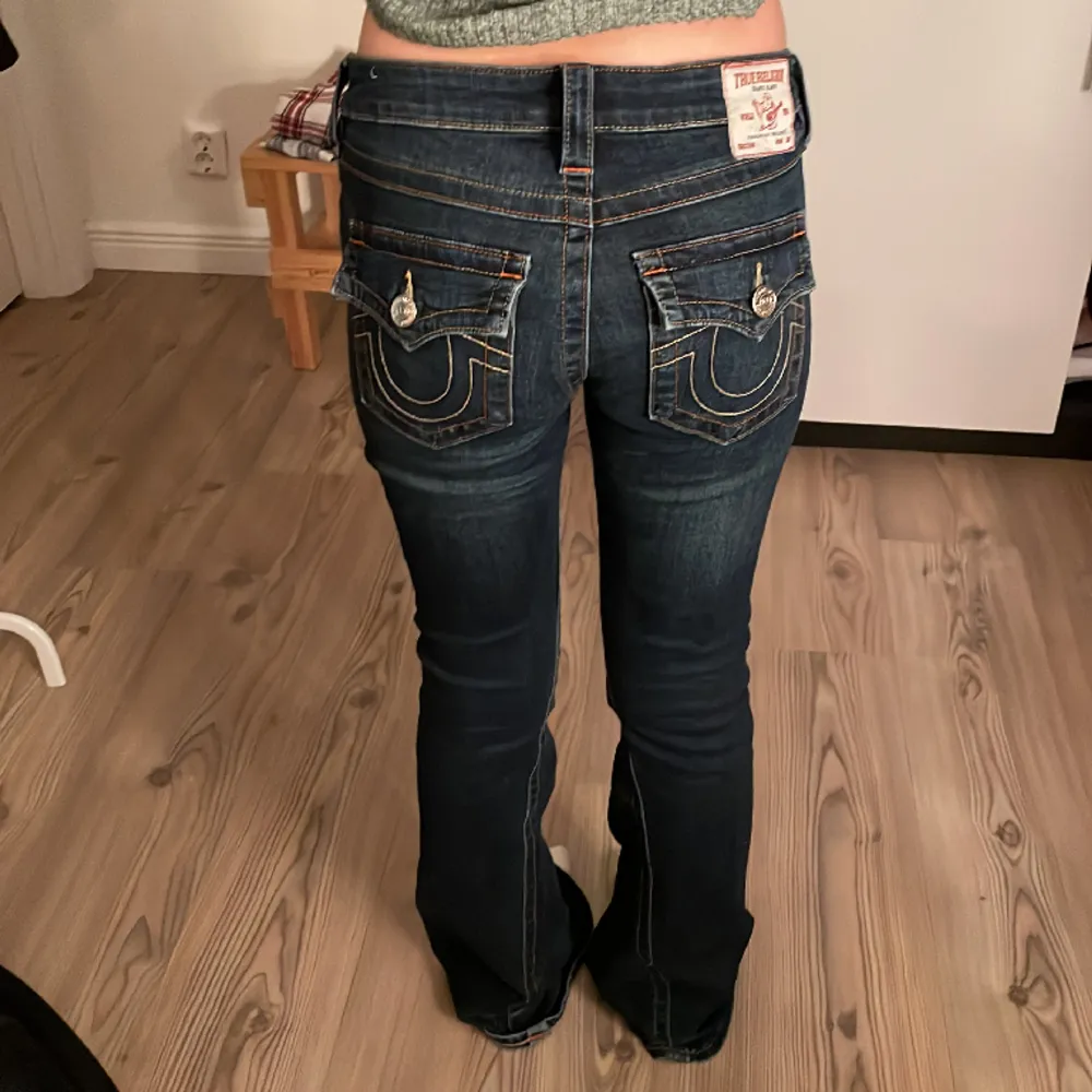 Säljer mina true religion jeans joey low Rise flared för de är för långa på mig, dom är i bra skick och köpta på jeansbolaget nya, jag är 1,56 och dom är långa på mig, bra skick inga fläckar eller hål💕. Jeans & Byxor.