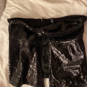 Glittrig bandu top - ❤️‍🔥Säljer denna tubtopp i glitter från Motel rocks i storlek S❤️‍🔥