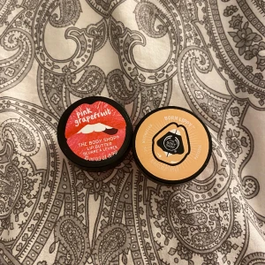 Läppbalsam The Body Shop - Två oanvända läppbalsam från the body shop, en med vattenmelon o den andra pink grapefrukt🌷✨Priset kan diskuteras🤗