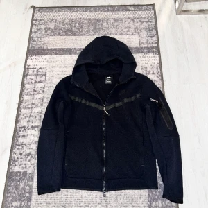 Svart nike tech - Säljer en fin nike tech kofta storlek S inga defekter!