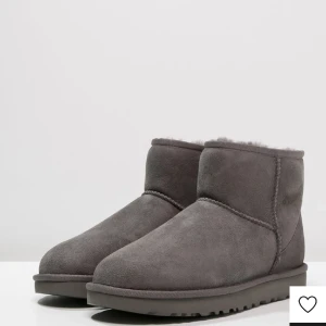 UGG  - säljer nu mina gråa Uggs andvända förra vintern & sparsamt andvända denna vintern!! Fint skick, kommer med originalkartongen🧚🏻🤎