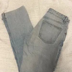 Jättefina jeans från zara. Medelhög midja, passar dem runt 160 cm. Använda men i fint skick. Säljer då dem tyvärr inte passar längre. Strl 34