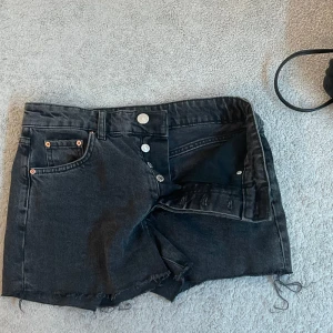 gina jeans shorts - super fina svart/gråa jeans shorts från gina tricot!!! köpta för ganska länge sen men använd 3 gånger, skulle säga att de är mid rise! inte 100 på storleken men passar allt från Xs-M, bara att fråga om mått om det behövs💗💗💗