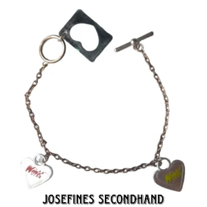 Silver Winx Club armband - Silvrigt Winx Club armband med charms av hjärtan med loggan på. Skickas med brev, 15 kr frakt. Gratis frakt vid köp av 3 eller fler smycken/smink prylar