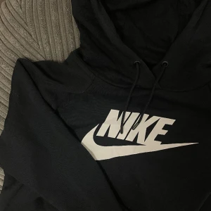 Nike hoodie  - I principal ny hoodie från Nike, köpt på Inter sport. Storlek s