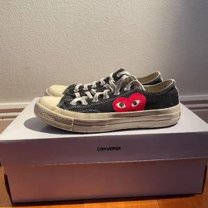 Comme des Garçons play x Converse sneakers - Låga sneakers från samarbetet mellan Comme des Garçons play och Converse.  Bra skick, snören kan möjligtvis tvättas. Nypris ligger runt 1600 kr. Pris kan diskuteras!