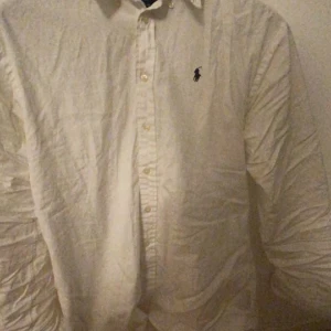 Ralph lauren skjorta - Vit Ralph lauren skjorta som funkar både som underplagg och som den är🔥skick 10/10 och pris går även att diskuteras👊