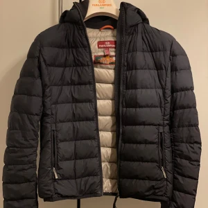 Parajumper vårjacka - Parajumper jacka, tjejmodell storlek Xs i Marinblå. Jag har använt den 1-2 gånger så den är som ny utan några skador eller missfärgningar, undrar du något annat får du gärna skriva till mig.