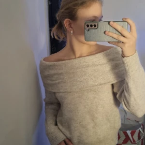 Stickad tröja - Stickad tröja, går att ha både off shoulder och som turtle neck. Använd typ 2 gånger, inga defekter☺️