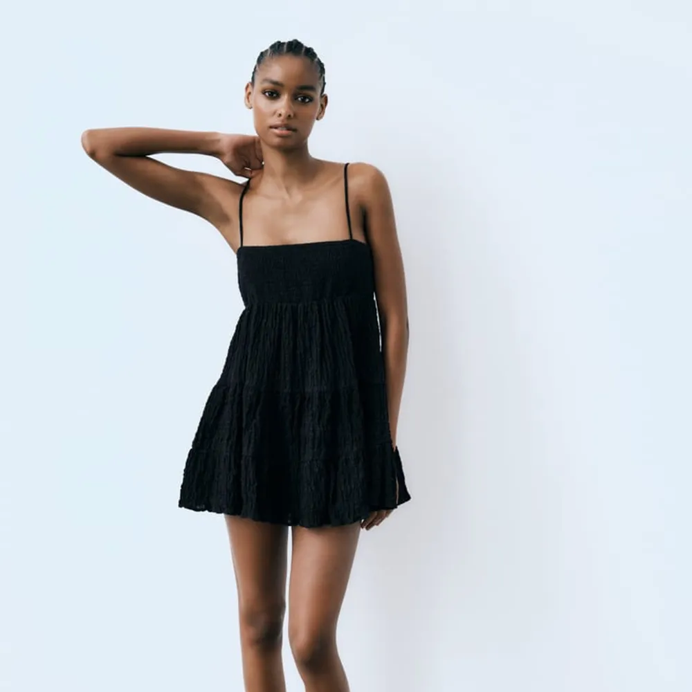 Säljer nu min svarta klänning från Zara med justerbara band. I nyskick utan defekter! Den är i Stl. S men passar även XS. Perfekt till sommaren ☀️. Klänningar.