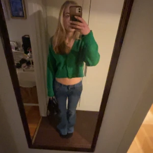 Stickad kofta  - Stickad kofta med knappar. Croppad