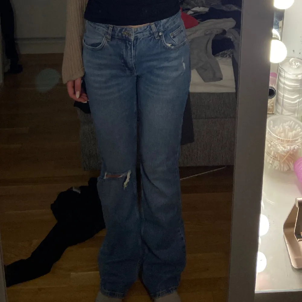 Gina tricot jeans som jag aldrig har använt då de sitter lite löst❤️. Jeans & Byxor.