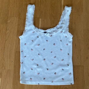 vitt gammaldags linne med små blommor - bra skick, storlek xs💗använder inte längre, pris kan diskuteras!