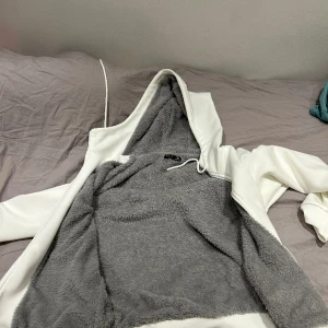 Päls jacka - Säljer nu min pälsjacka köpt för 600 då jag köpte S men passar M,L väldigt skön o mysig köpt denna vinter men aldrig använd. 