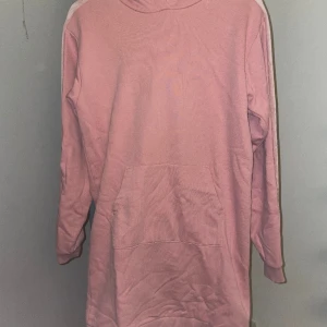 Klänning  - Tröjklänning i storlek 170 från Lindex.  Sammetsrevär längs armarna. 