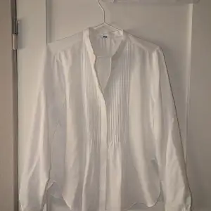 Säljer en vit blus skjorta från uni qlo i storlek xs. Aldrig använd, ny skick.