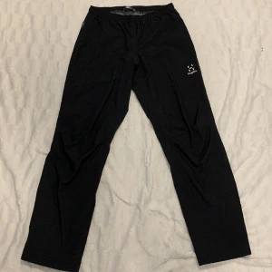 Haglöfs överdrags/byxor - Säljer nu mina riktigt snygga haglöfs byxor/överdrags då jag ej använder den längre. Storlek M. Nypris ca 1300:-. Inga fickor då de både är överdrags eller byxor. Kontaktas via dm