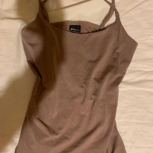 Beiget linne  - Söt litet linne från Gina💕 Ganska simpel men fin och den har även justerbara band! 