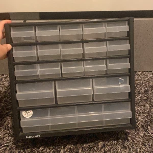 Smycken låda man kan använda den till annat också  - En smycken låda med massor av lådor använt 8 ggr vill sälja den för ingen användning ❤️