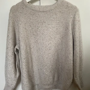 Stickad tröja - Skit fin o skön stickad tröja som jag köpte på jullovet. Säljer den då jag inte använder den  och storleken är i L men passar mig perfekt som bär S. Normal pris 449 o helt slutsåld i butik. Skriv om ni har några frågor o använd gärna köp 💗 