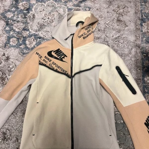 Nike teck begie  - (Pris kan diskuteras) Använd ish 3 gånger jätte bra sick köpt från Nike för ett år sen men har bara haft på den vid speciella tider på sommaren en eller två gånger 