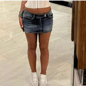 Lågmidjad jeans kjol från hm i stl 40 men skulle säga att den passar mer som en stl 36. Säljer då den inte passa mig, inga defekter! 💓 / lånade bilder