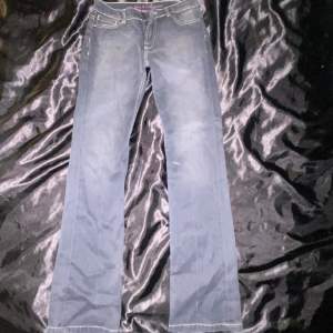 Jättefina mörkgråa jeans som är lågmidjade och utsvängda! Strl 27, alltså typ xs-s. 💕