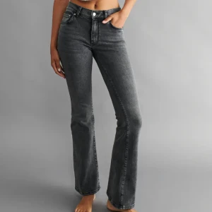 Lågmidjade jeans - Mörk grå lågmidjade jeans från Gina Tricot! Dm för bilder på💞