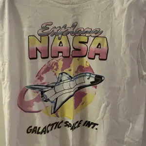 T-shirt NASA tryck, —- vit färg🚀