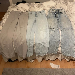 Byxor - 2 jeans och ett par kostymbyxor jag ej använder säljer för 100kr/st💞 Fråga för fler bilder