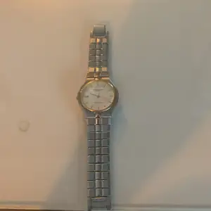 Herr klocka ganska bra skick säljer klockan för den har blivit för liten för mig.