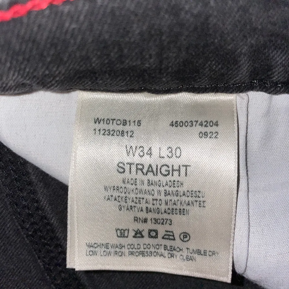 Gråa Straight wrangler lee jeans W34 L30, Skick 8/10. Köpta för 699kr säljer för 299kr. Säljer eftersom att jag har bytt stil. Tveka inte för att skriva vid frågor✅. Jeans & Byxor.