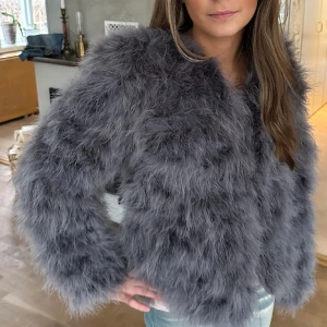 Grå pälsjacka  - Säljer denna fina ”Dream Jacket” från Dennis Magic i färgen Dark Grey! Äkta fjäderjacka med mjukt silke och dold knäppning framtill. Endast använd ett fåtal gånger, jackan är så gott som ny. Nypris 1 299kr, mitt pris 500kr✨