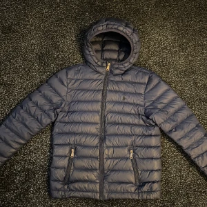 POLO Ralph Lauren jacka - 🟦 säljer en ralph lauren jacka perfekt till våren och även en mild vinterdag. Storleken är L i barnstorlek (160/80.  14-16). Skick: 9/10. Priset är inte hugget i sten. Hör gärna av er för frågor eller för fler bilder! 🟦