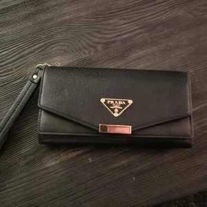 Prada plånbok - Helt ny prada plånbok. Aldrig använd skulle köpa den till min kompis som inte ville ha den.