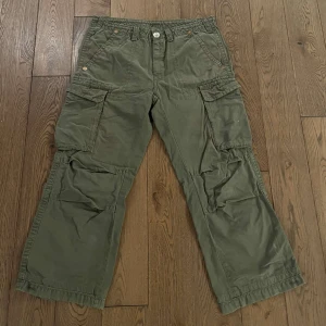 True religion cargo pants - True religion cargos i bra kvalitet storlek 36 men omsydda så de är kortare 