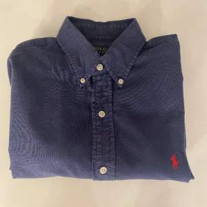 En fet Ralph Lauren skjorta som passar perfekt nu inför sommaren💫Storleken är M och skjortan är i slimfit💫 Skick 9/10 inga defekter men den är använd ett fåtal gånger💫 Nypris ca 1500 kr vårat pris är 449💫. (Pris går alltid att diskutera)💫