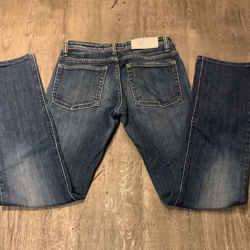 Så himla fina acne jeans!🤗 säljer nu pågrund för att dom är försmå för mig. Jätte fin blå färg och passar till allt💗. Jeans & Byxor.