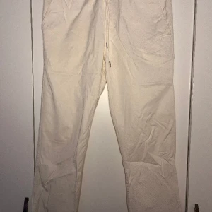 Byxor från samsøe samsøe - Sköna, somriga byxor från Samsøe Samsøe. Cream vita och rak pass form. Resor i midjan så passar de flesta. Storlek M