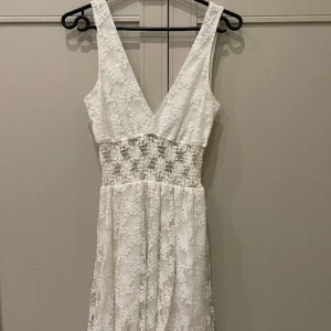 Spets-klänning - Gullig klänning med spets i ett blom-mönster, perfekt till student eller skolavslutning! Använd 1 gång. 