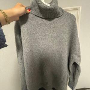 Mysig grå stickad tröja med polokrage från H&M, Storlek S💕
